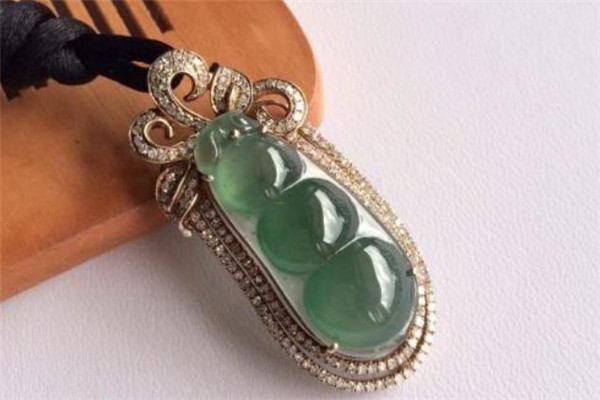 四季豆翡翠吊坠 现在翡翠四季豆吊坠多少钱   第2张