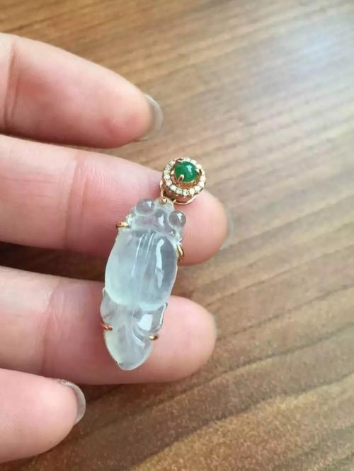 翡翠金鱼有什么寓意 佩戴翡翠金鱼好不好 