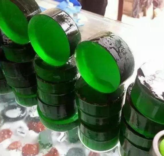 最容易模仿玻璃种翡翠的是什么？   第8张