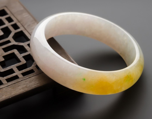 黄翡翠手镯价格 黄翡手镯值钱吗   第1张