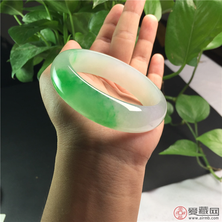 影响冰糯种翡翠多少钱的原因有哪些呢? 