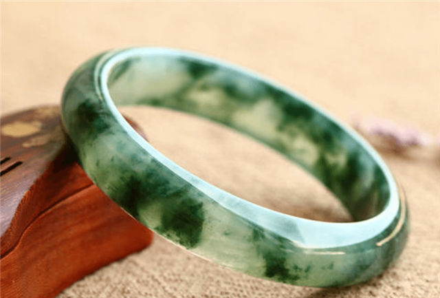 冰种翡翠手镯品质高颜色丰富，年轻女性更青睐无色！   第1张