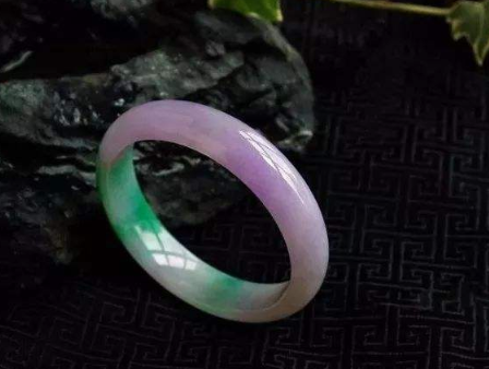 三色翡翠手镯市场价多少钱 真品翡翠三色手镯价格 第2张