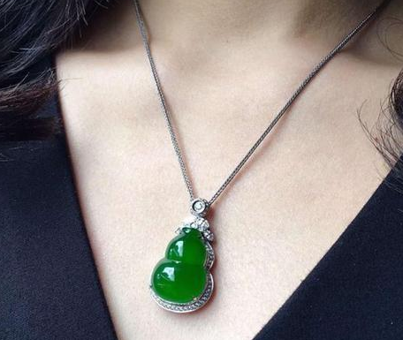 玉器店的小秘密！为什么玉石柜台里要放一杯水？究竟有什么作用？   第1张