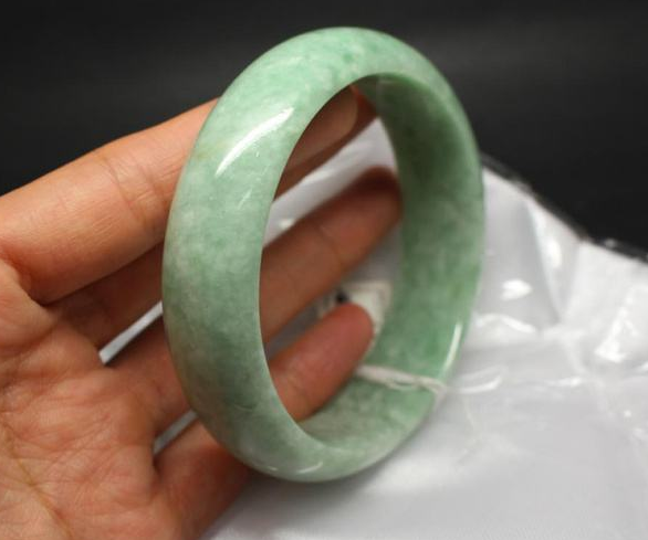 豆种翡翠镯子 选购豆种翡翠手镯的详细方法   第1张