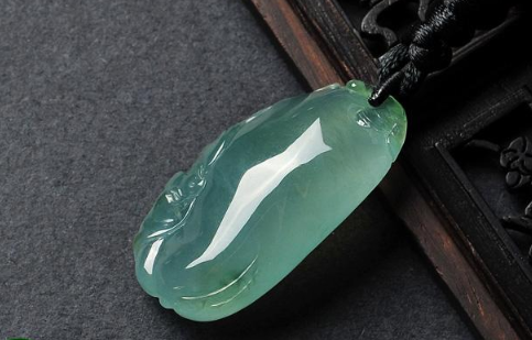 晴水种翡翠怎样 晴水翡翠价格多少   第2张