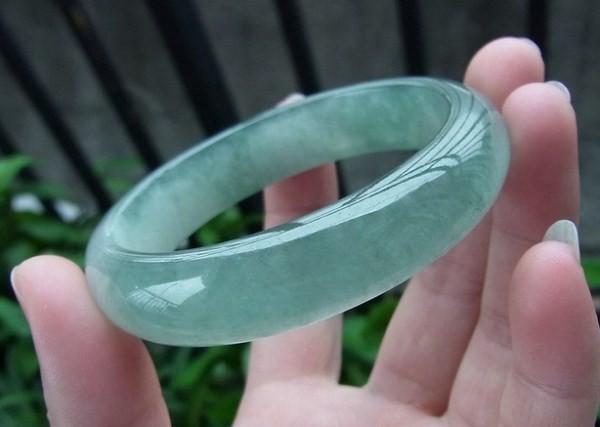 玉手镯冰种和冰糯种的区别 价格对比