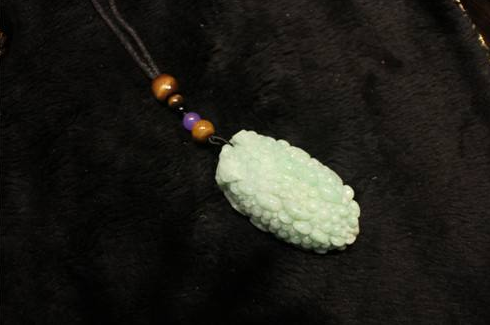 翡翠手把件有什么特征 这四大特征你得知道   第2张