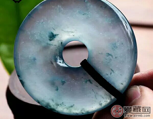 怎么挑选平安扣翡翠吊坠？翡翠平安扣挑选技巧介绍   第1张