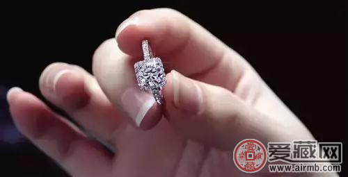 钻戒多久洗一次？洗手的时候应该摘下来吗？   第1张