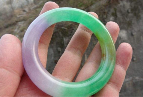 三色翡翠手镯市场价多少钱 真品翡翠三色手镯价格 第1张