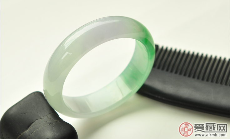 冰种翡翠手镯价格是多少？其价格受到什么因素影响 