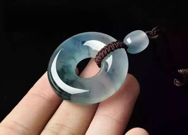 翡翠挂件价格 翡翠挂件多少钱   第2张