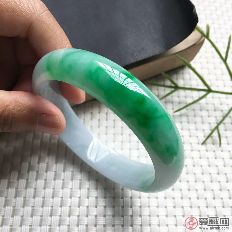 越来越多的翡翠首饰中，我们应该怎么辨别翡翠真假 