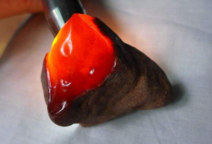 红色翡翠原石 红色翡翠原石是怎么形成的   第2张