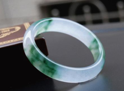 怎么挑选翡翠手镯 选翡翠手镯必懂要点 第1张