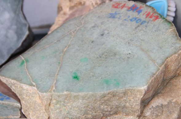 怎么选翡翠原石 买翡翠原石去哪买   第1张