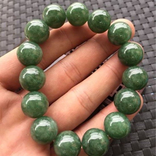 戴翡翠手串有什么好处 翡翠手串图片介绍 第1张