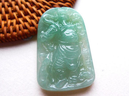 男人戴什么翡翠挂件好 戴这两款翡翠挂件最好   第1张