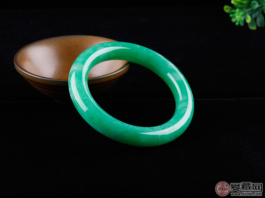 冰糯飘绿老翡翠手镯价值高吗 