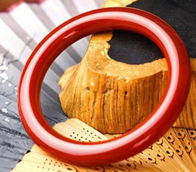 玛瑙手镯戴右手上可以吗 玛瑙手镯戴哪只手   第1张