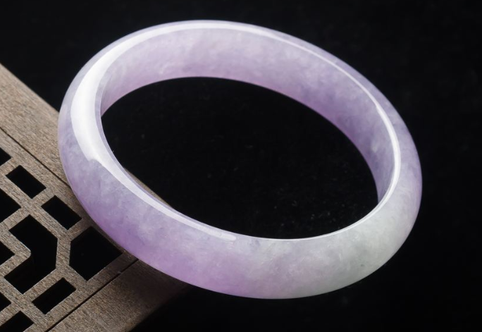 怎么挑翡翠手镯颜色 哪个颜色好看   第1张