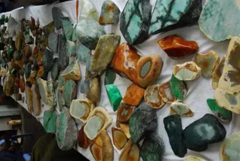 瑞丽翡翠原石市场地址 瑞丽翡翠原石市场在哪里 第2张