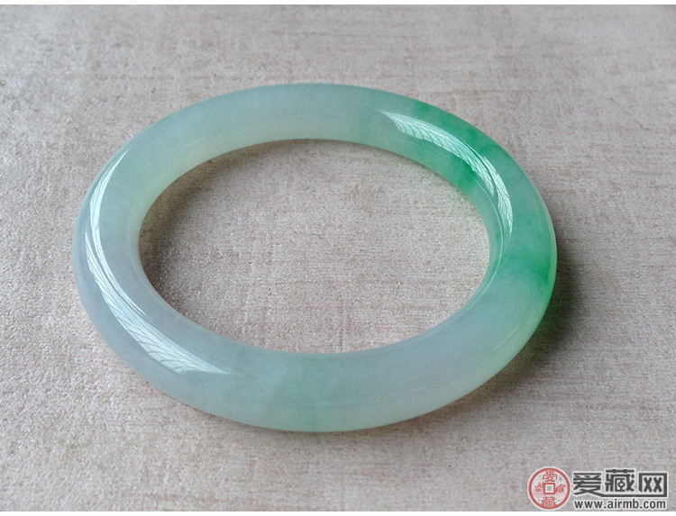 大家帮我鉴定翡翠 