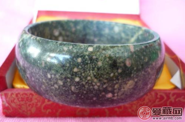 梅花玉鉴定从三个方面可以入手观察 