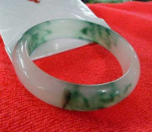 上等岫岩玉手镯图片详解 价格怎样 