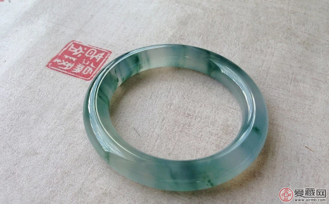 翡翠跟服侍怎么搭配合理 