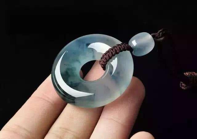 翡翠挂件如何挑选 翡翠挂件有哪些寓意好的款式