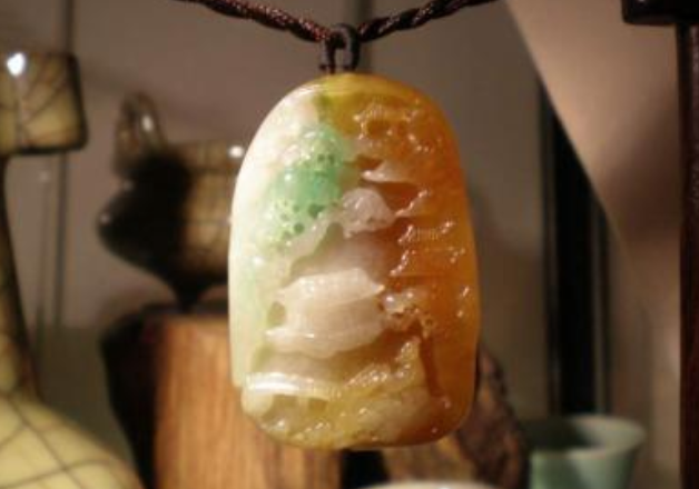 三彩翡翠挂件图片 三彩翡翠挂件一般多少钱 第2张