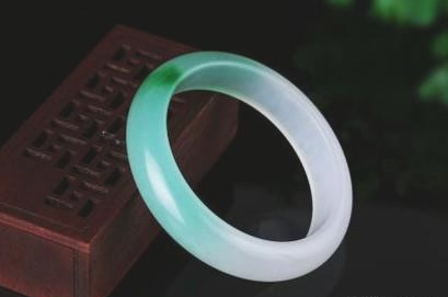 一个翡翠手镯多少钱 如何挑选性价比高的翡翠手镯   第2张