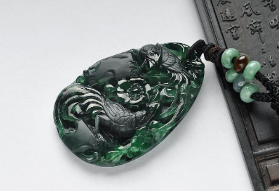 墨绿翡翠值钱吗 墨绿翡翠价格一般是多少   第1张
