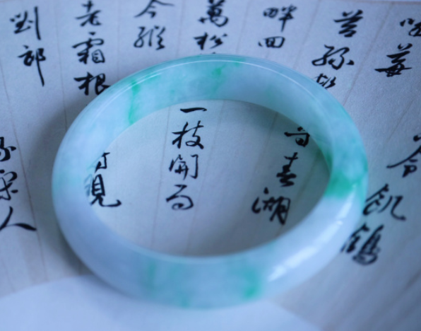 几百块的翡翠手镯是真的吗 如何翡翠手镯真假   第2张