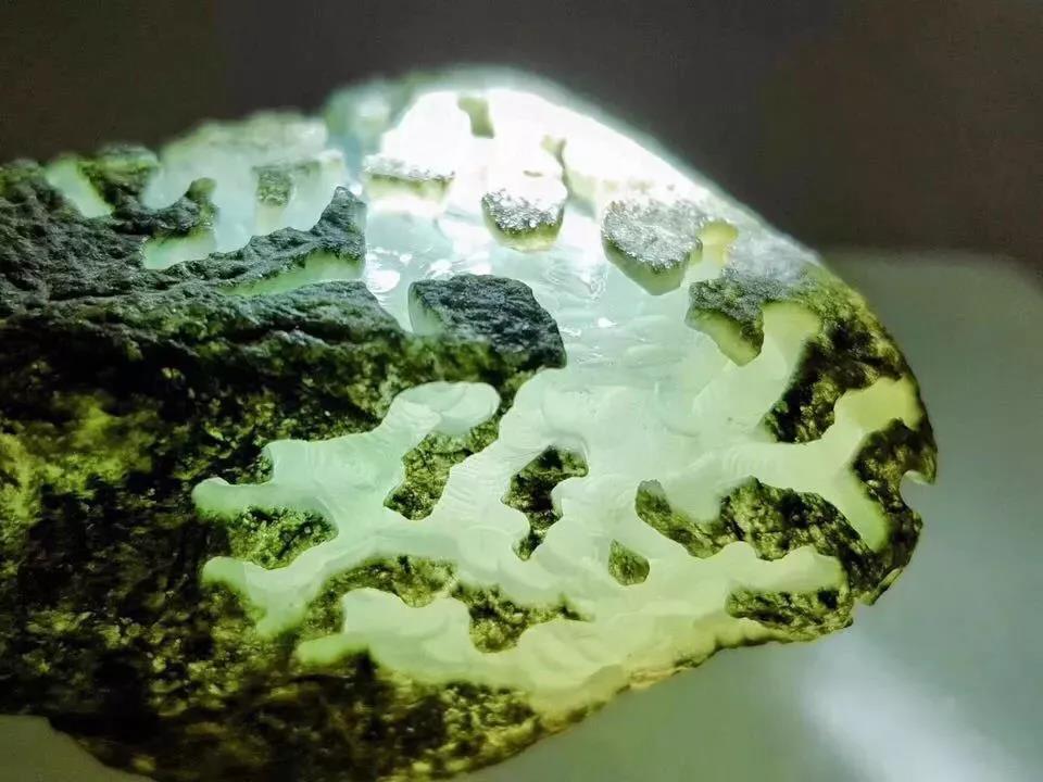 知识贴：鉴别无色玻璃种翡翠原石的方法 