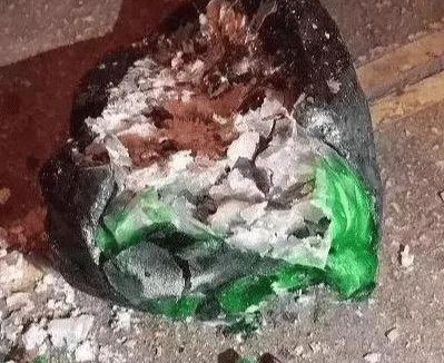 200万的翡翠原石切割导致刀片断裂，里面竟是钢珠螺丝钉   第3张