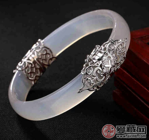 白玉髓价格一枝独秀，我们应该怎么辨别高价格的它呢？ 