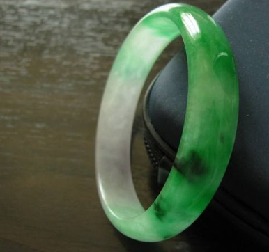 高冰种翡翠手镯市场价 高冰种翡翠手镯现在什么价位   第2张