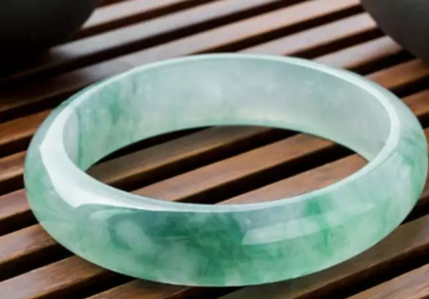 翡翠玉镯市场价 翡翠玉镯市场价格多少及挑选 第1张