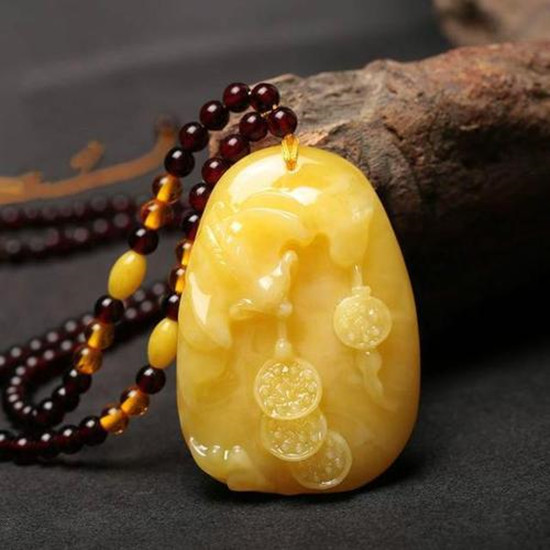 佩戴琥珀好还是蜜蜡好 蜜蜡的作用与效果   第1张