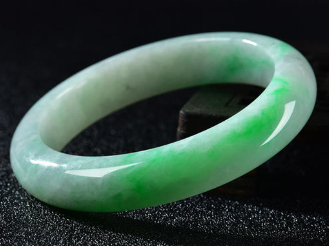 糯种飘阳绿翡翠手镯价格一般是多少及图片   第2张
