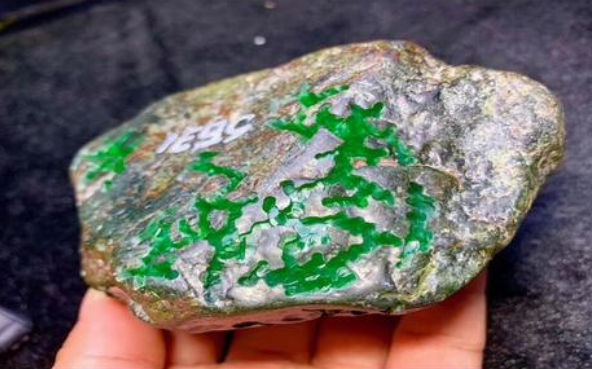 去哪买翡翠原石 翡翠原石价格多少 第1张