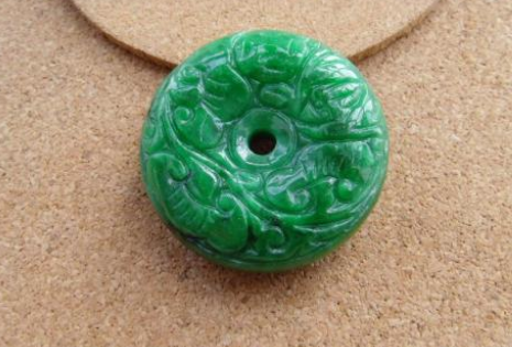 铁龙生翡翠挂件价格 翡翠铁龙生挂件可以入手吗   第2张