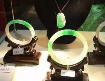 云南买翡翠靠谱吗 云南买翡翠便宜吗   第1张