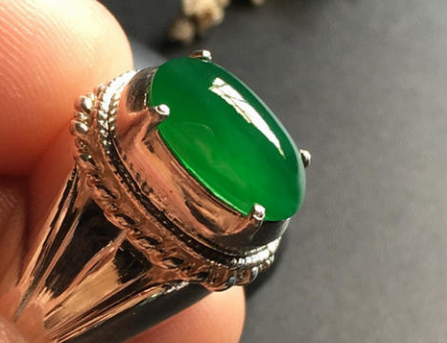 祖母绿翡翠戒面价格 祖母绿翡翠戒面价格贵不贵   第1张