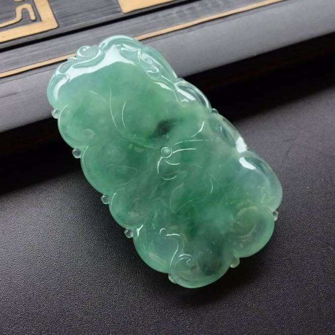 翡翠荷叶有什么寓意 佩戴翡翠荷叶的好处