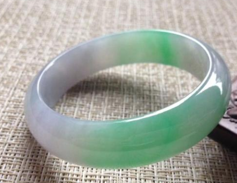 糯化种翡翠手镯市场价 糯化种翡翠手镯市场价多少   第2张