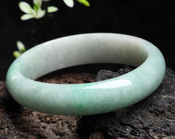 豆种翡翠镯子 选购豆种翡翠手镯的详细方法   第2张